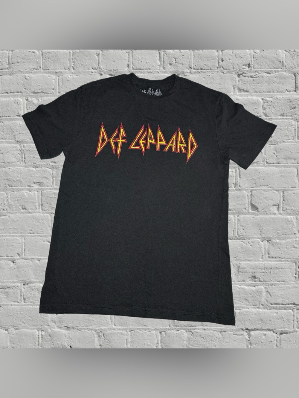 Def Leppard Black Short Sleeve Basic Graphic Band Tee in Men’s Size Small